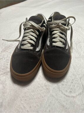 Men’s Vans Classic Low-Top Skate Sneakers in Dark Chocolate and Gum size 8.5